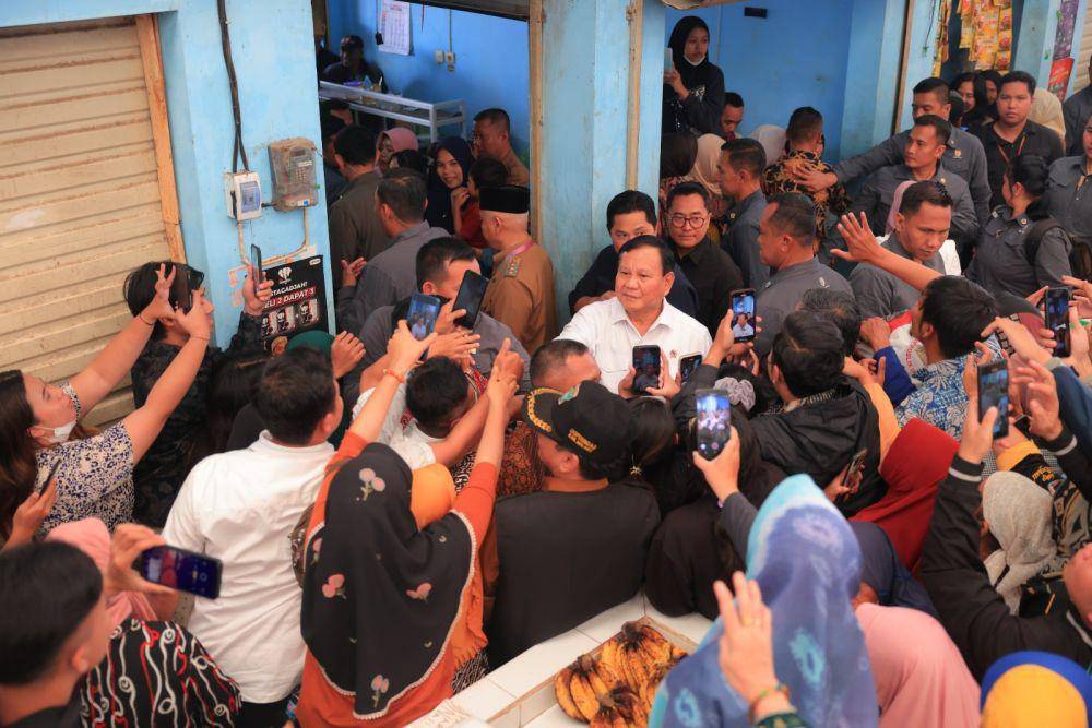 Prabowo Subianto saat mengunjungi Pasar Bululawang, Kabupaten Malang. Dok. Istimewa.
