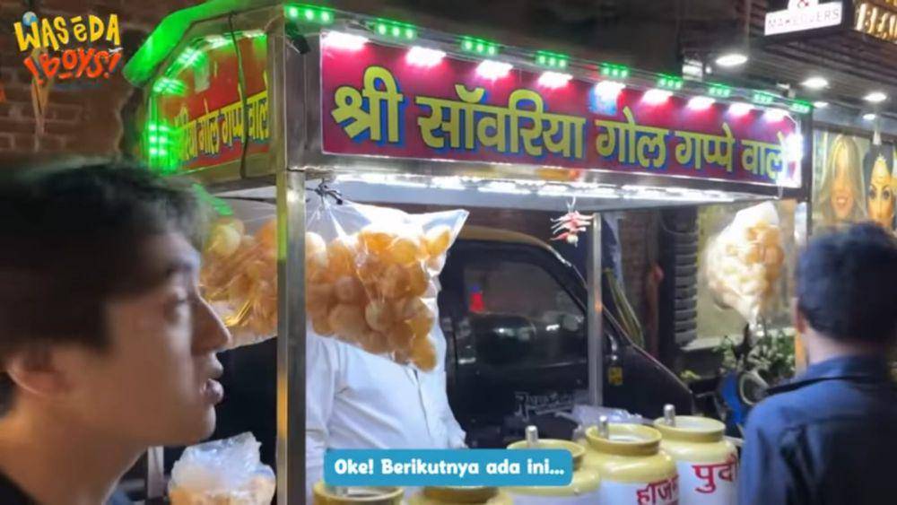 Jerome Polin coba street food di India (dok.youtube.com/nihongomantappu)