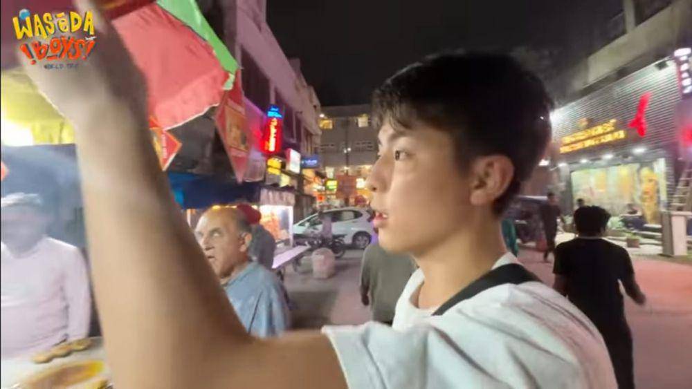Jerome Polin coba street food di India (dok.youtube.com/nihongomantappu)