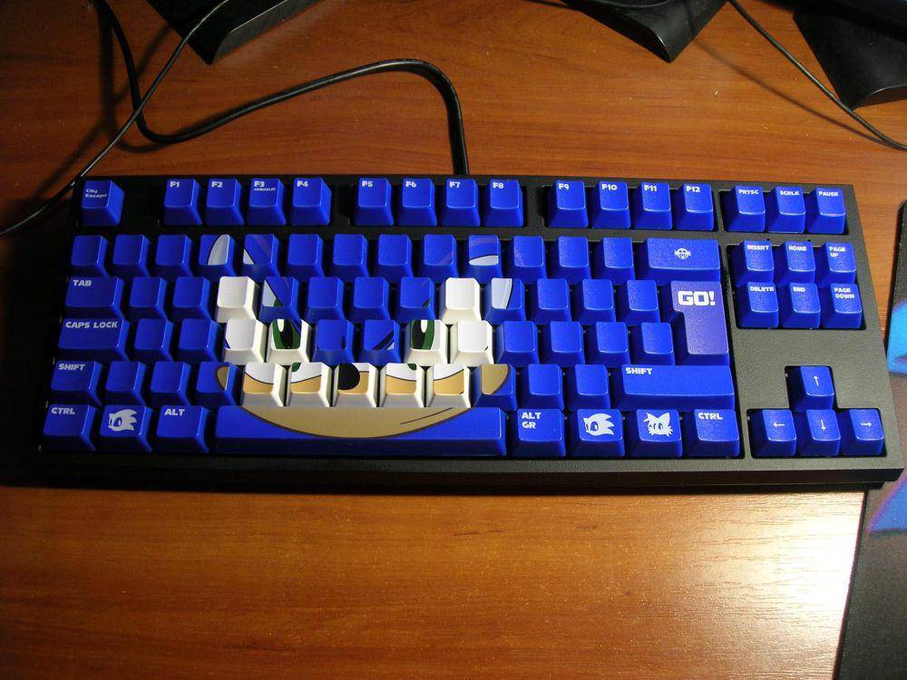 potret keyboard desain nyentrik (reddit.com/user/ObviousThr33s)
