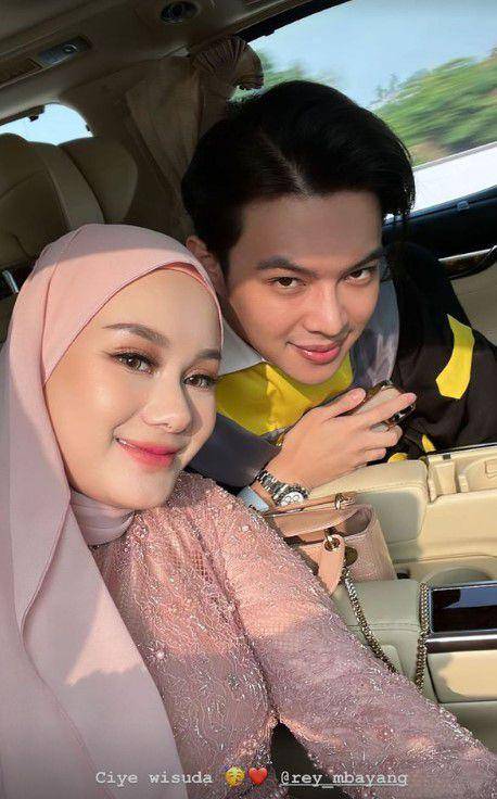 Rey Mbayang wisuda (Instagram.com/rey_mbayang)