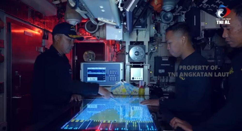 Suasana di dalam kapal selam perang Alugoro milik TNI Angkatan Laut. (Tangkapan layar YouTube TNI AL)