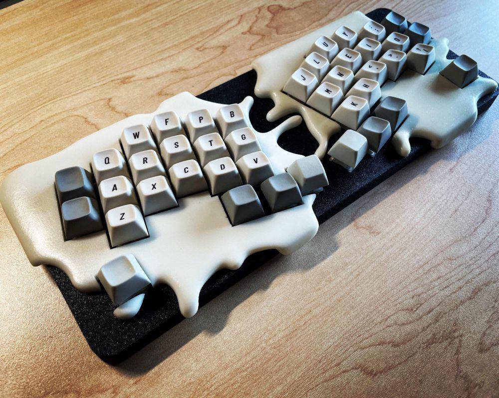 potret keyboard desain nyentrik (reddit.com/user/Pure_Reason)