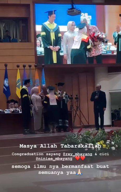 Rey Mbayang wisuda (Instagram.com/rey_mbayang)