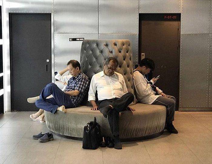 potret lucu pria kecapekan nemenin belanja (instagram.com/miserable_men)