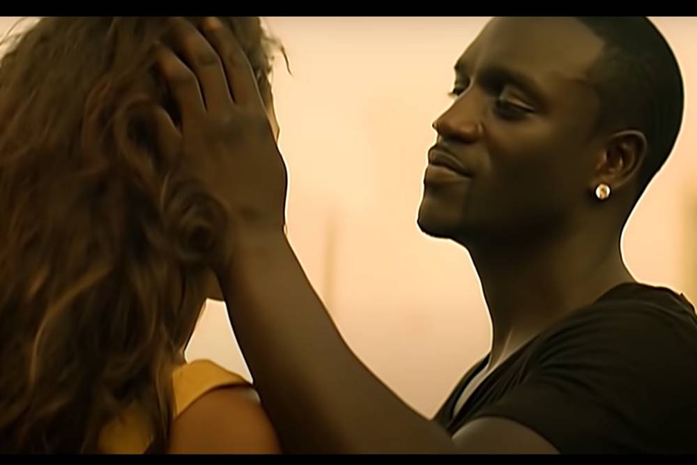 cuplikan Akon dan kekasih di musik video lagu Right Now (Na Na Na) (YouTube.com/Akon)