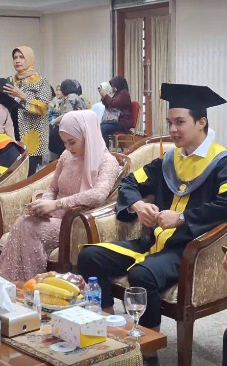 Rey Mbayang wisuda (Instagram.com/rey_mbayang)