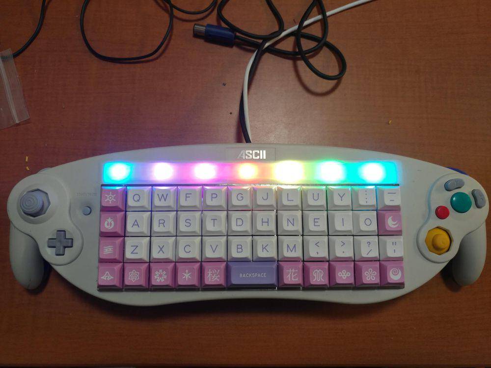 potret keyboard desain nyentrik (reddit.com/user/iwouldlikethings)