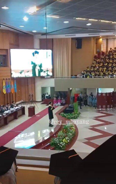 Rey Mbayang wisuda (Instagram.com/rey_mbayang)