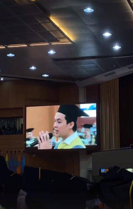 Rey Mbayang wisuda (Instagram.com/rey_mbayang)