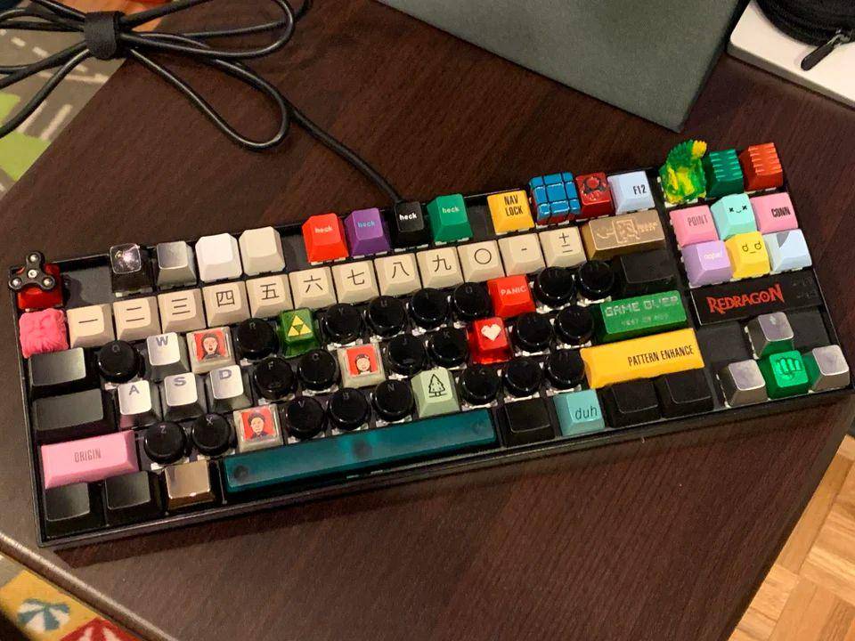 potret keyboard desain nyentrik (reddit.com/user/InHomestuckWeDie)