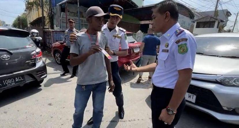 Dishub Tertibkan Parkir Berlapis di Belakang Sutomo 1 Medan