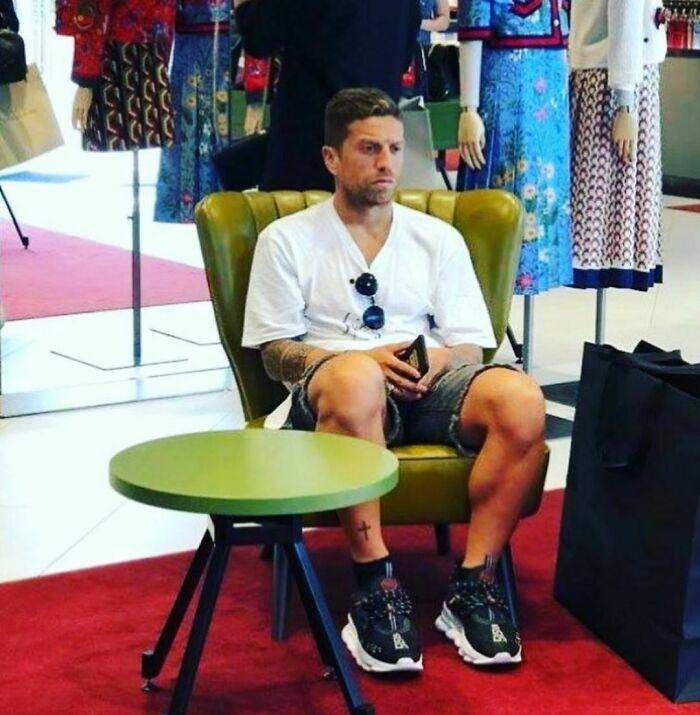 potret lucu pria kecapekan nemenin belanja (instagram.com/miserable_men)