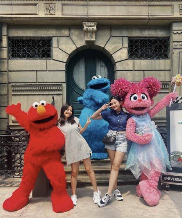Hanggini dan Zahwa Aqilah liburan ke Universal Studio Singapura (instagram.com/hanggini)