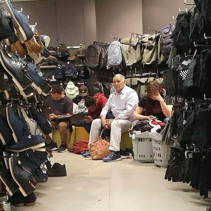 potret lucu pria kecapekan nemenin belanja (instagram.com/miserable_men)