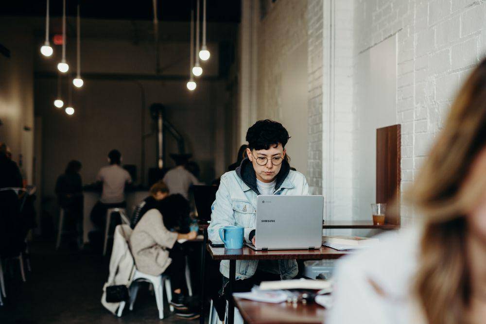 ilustrasi seseorang bekeja di kafe (unsplash.com/Brooke Cagle)