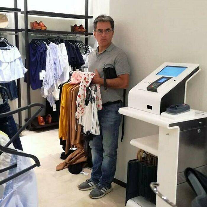 potret lucu pria kecapekan nemenin belanja (instagram.com/miserable_men)