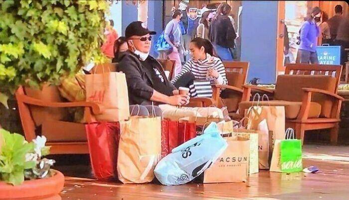 potret lucu pria kecapekan nemenin belanja (instagram.com/miserable_men)