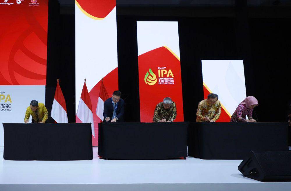 Penandatanganan perjanjian jual beli kepemilikan Blok Masela dilakukan langsung oleh Direktur Utama PHE Wiko Migantoro, Naib Presiden Eksekutif & Ketua Pegawai Eksekutif Huluan Petronas, Datuk Adif Zulkifli, dan Director Finance for Acquisition Divestment and NBD Asia Pacific Shell Kuo Tong Soo saat pembukaan Konvensi Indonesia Petroleum Association (IPA) pada Selasa (25/7/2023). (Dok. Pertamina)