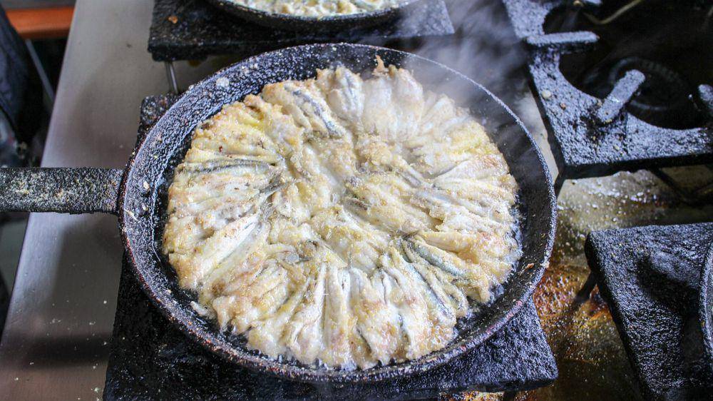 ilustrasi goreng ikan menggunakan wajan (pixabay.com/564907)