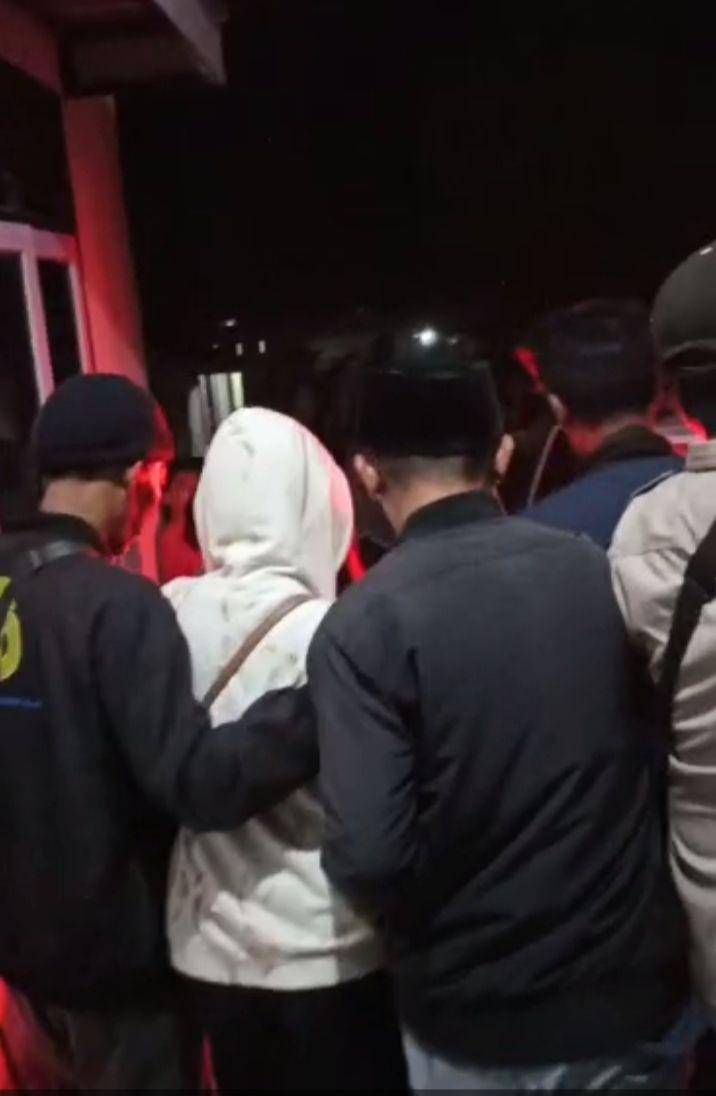NWAP saat dijemput pihak keluarga di Posko KKN Mahasiswa Unram Desa Kayangan Lombok Utara. (dok. Istimewa)