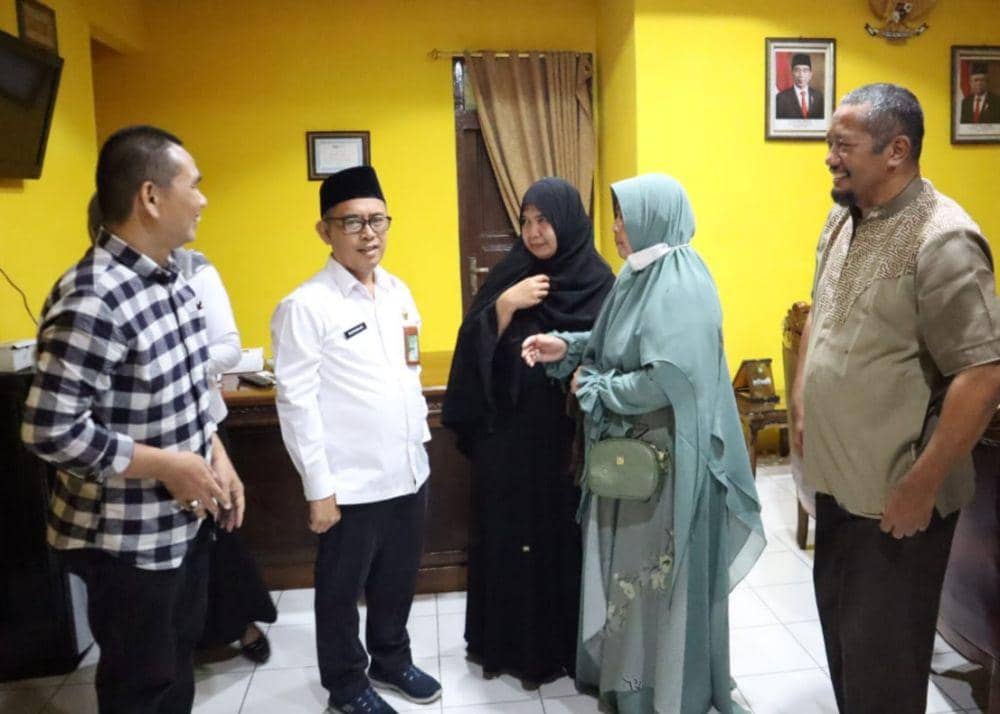 Jemaah Endang Yunita Suryani saat diserahkan ke pihak keluarga. (Dok. Kanwil Kemenag Lampung).