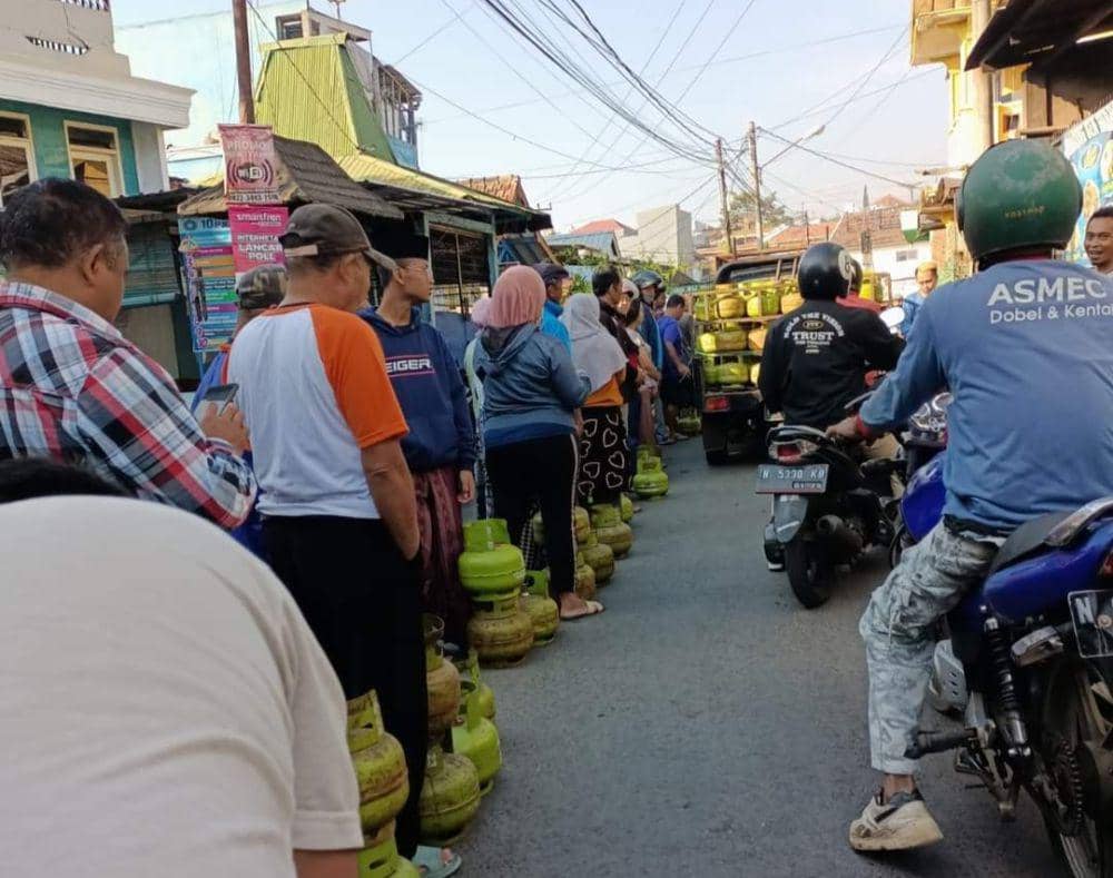 Antrean tabung gas 3Kg di Kota Batu pada Selasa (25/07/2023). (Twitter/@goonjol)
