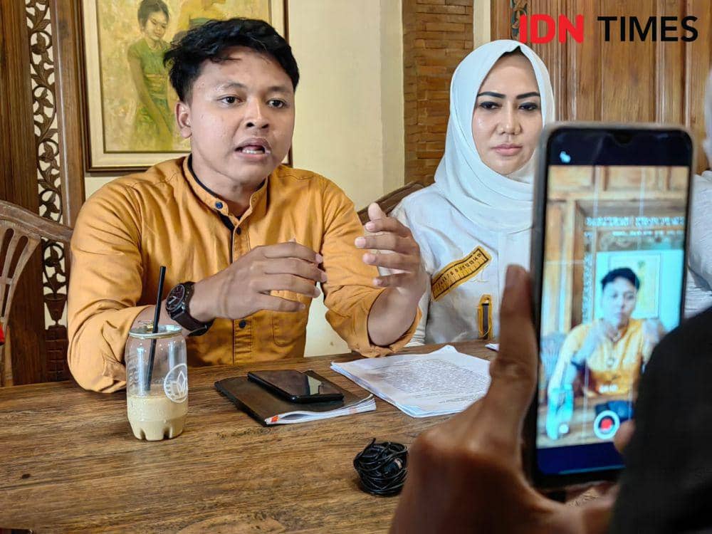 Tim FP-UNS ungkap bukti dugaan tindak korupsi di UNS. (IDN Times/Larasati Rey)