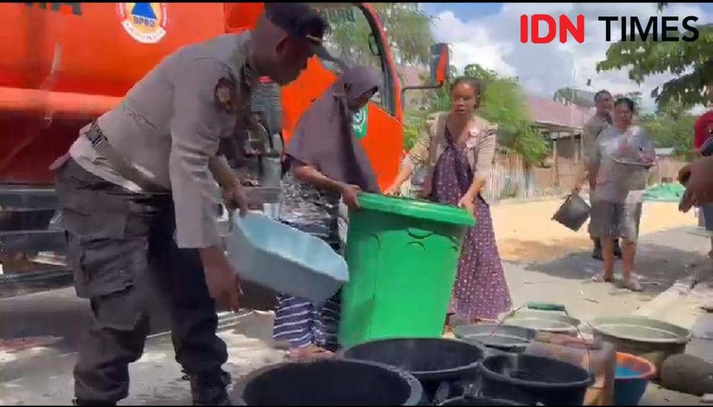 Distribusi air bersih bagi masyarakat terdampak kekeringan di Kabupaten Bima. (dok. Istimewa)