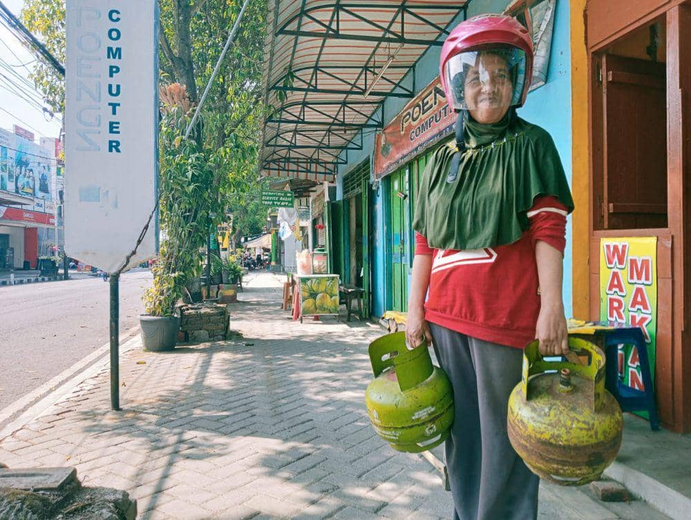 Yayuk pemilik usaha warung nasi ini pilih tutup warung. IDN Times/ Riyanto