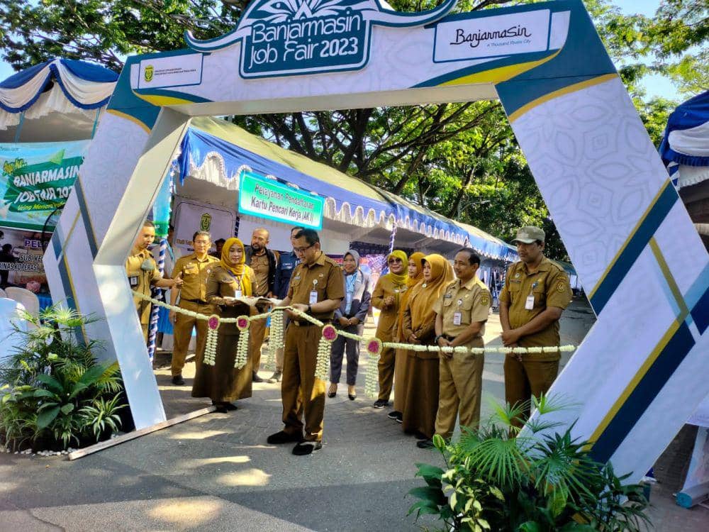 Job Fair secara resmi dibuka oleh Kadis Koperasi UMKM dan Tenaga Kerja Banjarmasin.