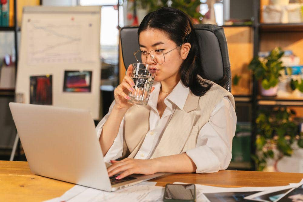 6 Perasaan Perempuan yang Suka Bekerja, Malah Enjoy, lho!