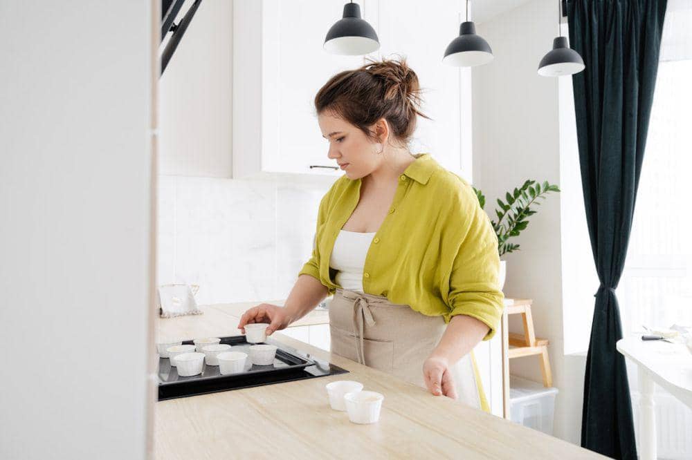 ilustrasi membuat kue (pexels.com/SHVETS production)