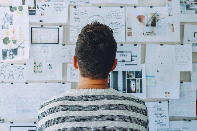 ilustrasi mengamati papan rencana (pexels.com/Startup Stock Photos)