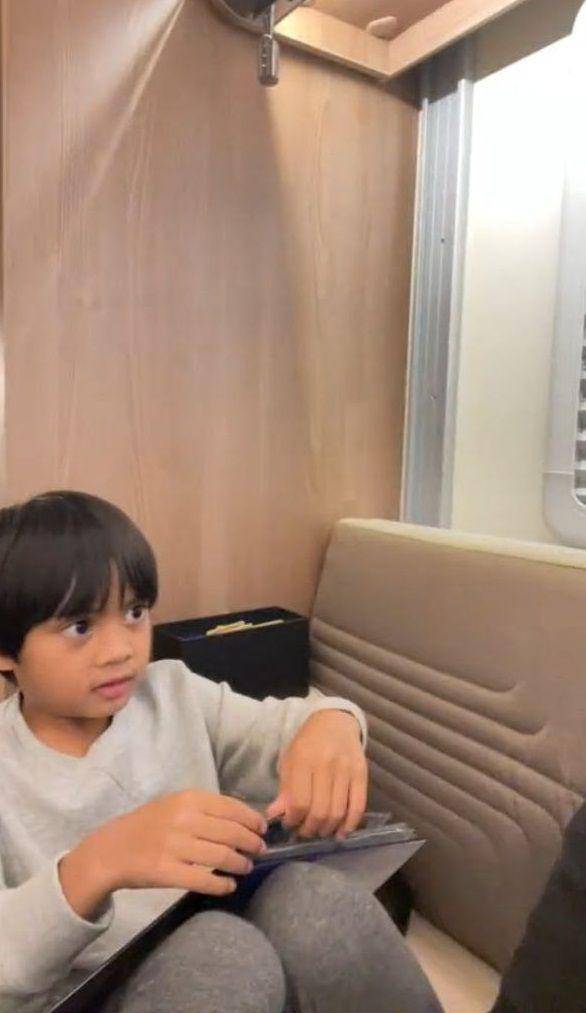 potret Dia Sekala Bumi bermain di dalam campervan (instagram.com/dittopercussion)