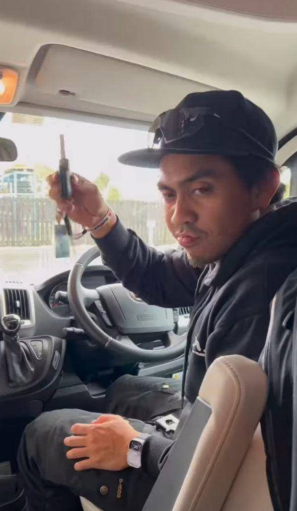 potret Ditto di dalam campervan (instagram.com/dittopercussion)