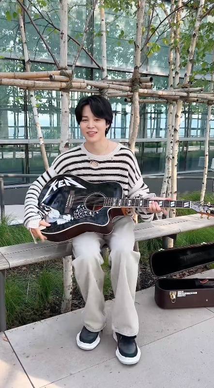 reaksi bahagia Jimin BTS setelah menerima gitar Ken dari Ryan Gosling (instagram.com/j.m)