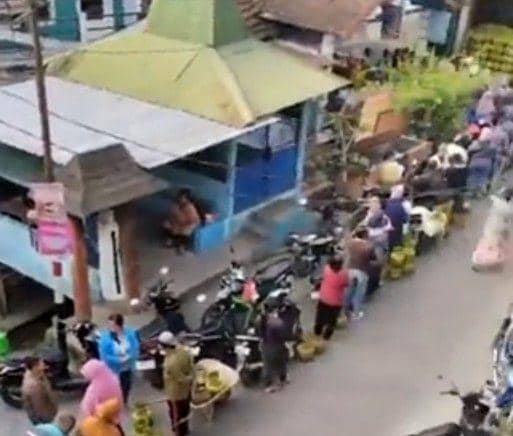 Antrean tabung gas 3Kg di Kota Batu pada Selasa (25/07/2023). (Twitter/@Boc4h_Old))