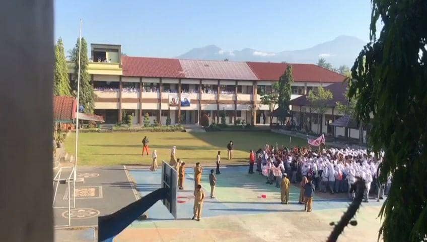 Aksi demonstrasi ratusan siswa SMAN 1 Masbagik Lotim, Senin (24/7/2023). (dok. Istimewa)