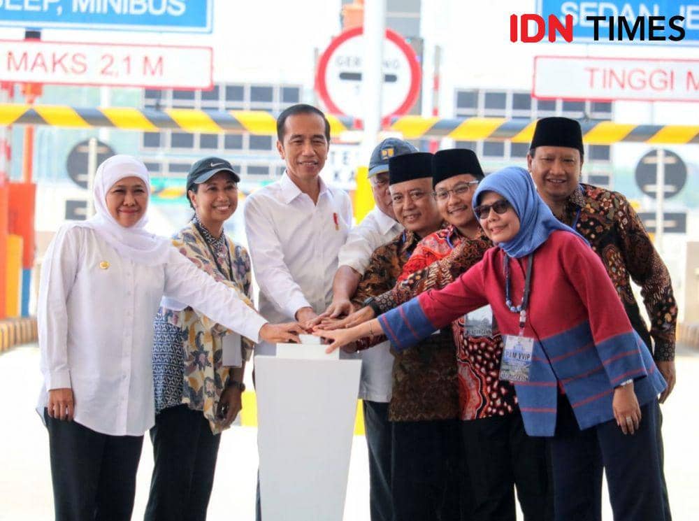 Jokowi saat meresmikan tol Malang-Pandaan. (IDN Times/Alfi Ramadana)