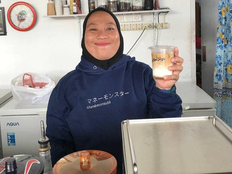 Gravit, seorang Account Officer Permodalan Nasional Madani (PNM) Mekaar yang masih menjejaki awal kepala dua namun sudah berhasil menjadi pengusaha muda. (Dok. PNM)