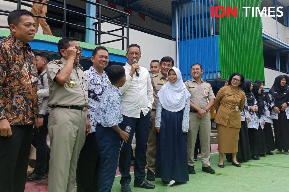 Penjabat (Pj.) Gubernur DKI Jakarta Heru Budi Hartono meninjau Pulau Pramuka, Kabupaten Administrasi Kepulauan Seribu, pada Selasa (25/7/2023). (IDN Times/Lia Hutasoit)