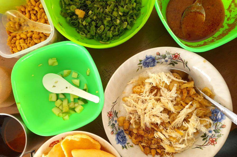 ilustrasi bubur dengan berbagai pelengkapnya (dok. pribadi/Agithyra Nidiapraja)