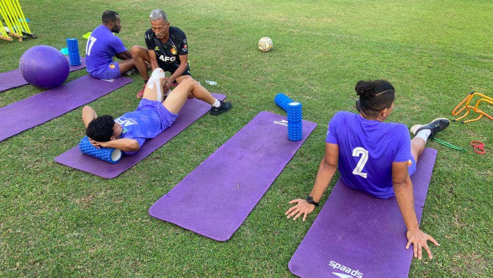 Bayu Otto saat menerima perawatan di tepi lapangan. IDN Times/ istimewa