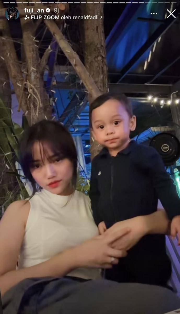 potret Fuji momong baby L (Instagram.com/fuji_an)