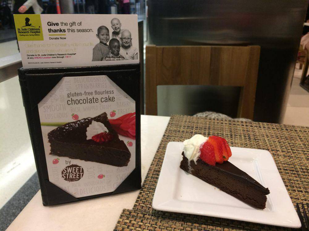 potret momen kocak beli makanan di bandara (reddit.com/user/yourlocalheidi)