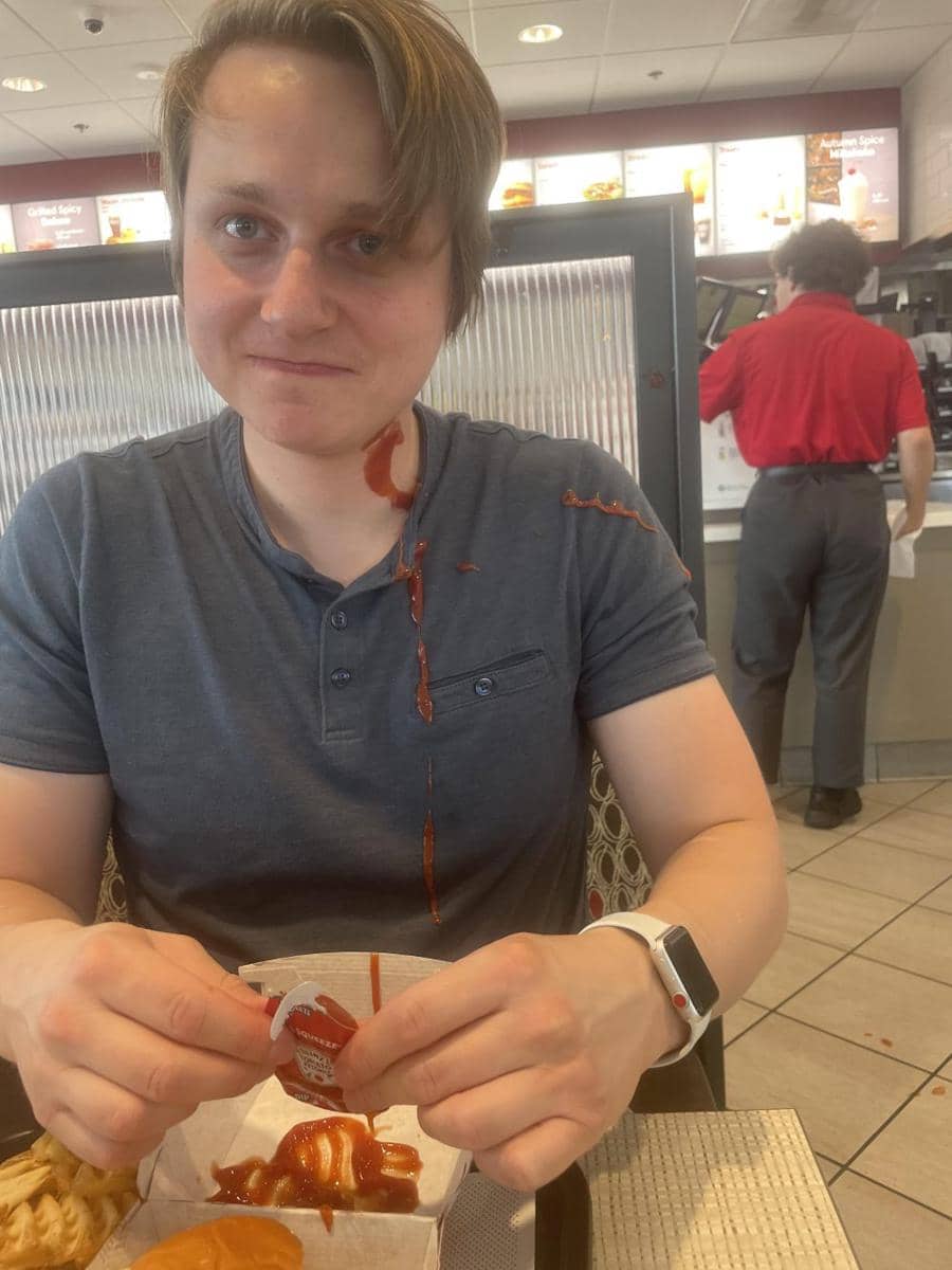 potret momen apes karena saus (reddit.com/user/damagstah)