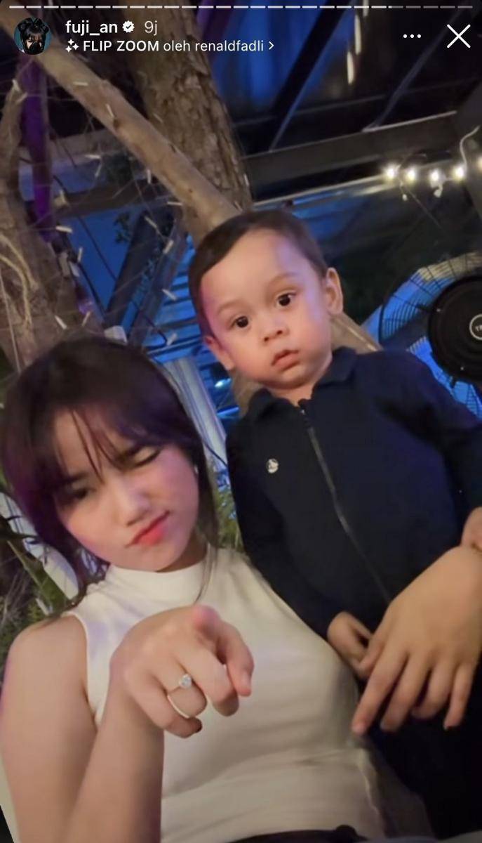 potret Fuji momong baby L (Instagram.com/fuji_an)