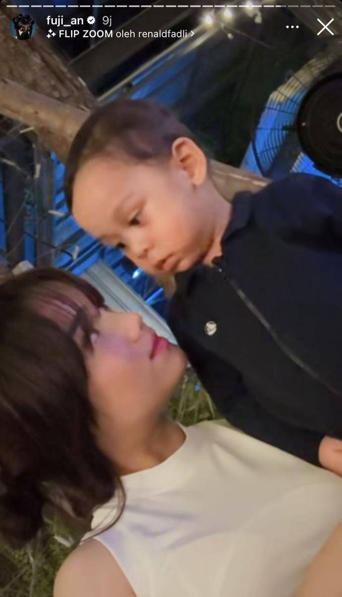 potret Fuji momong baby L (Instagram.com/fuji_an)