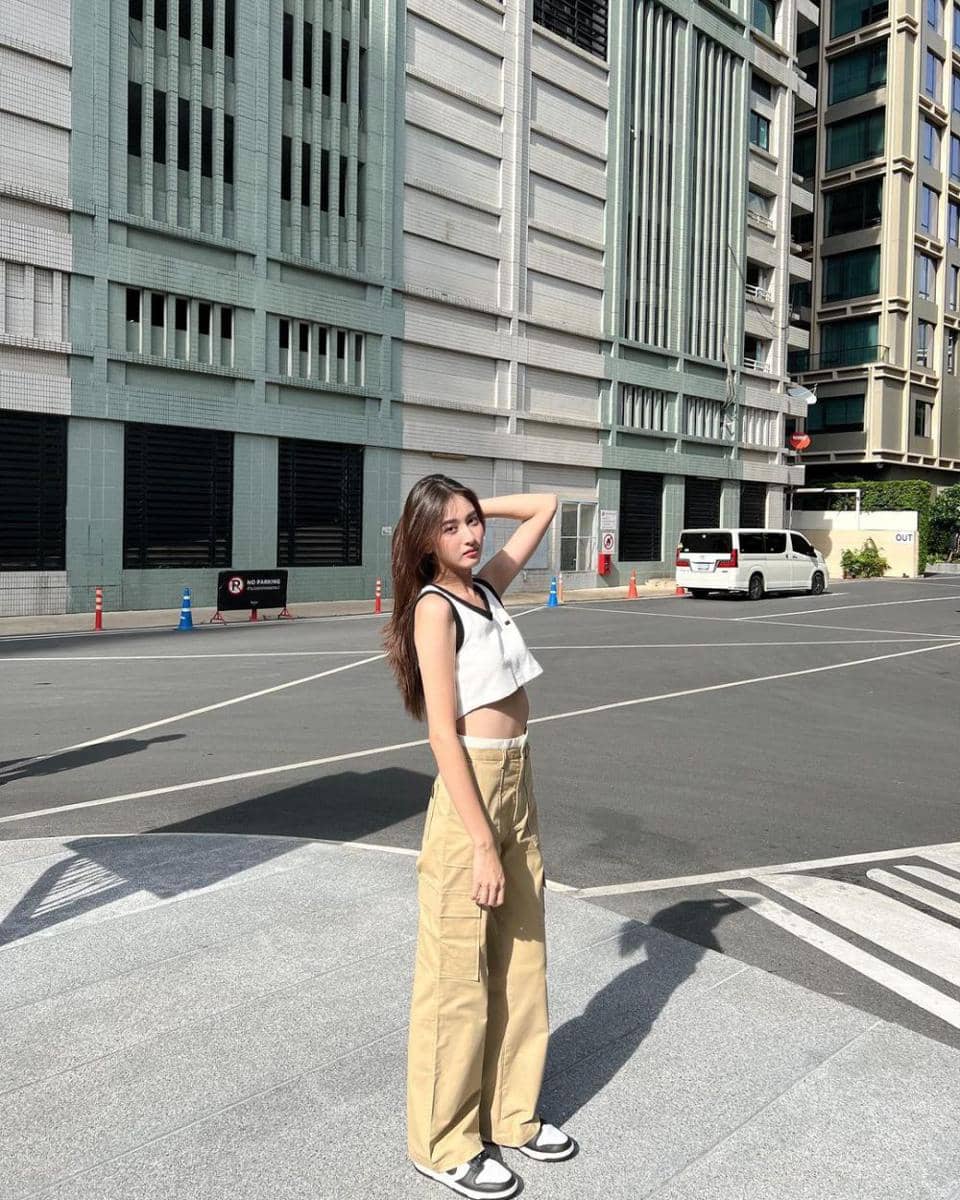 ide padu padan rok dan celana cargo ala View Benyapa (instagram.com/view.benyapa)